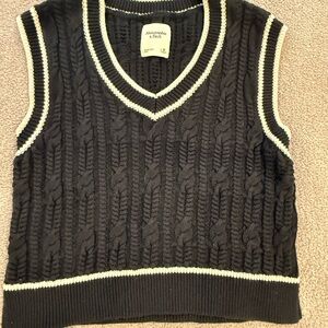 Abercrombie & Fitch Black Cable-Knit V-Neck Sweater Vest with Cream Trim